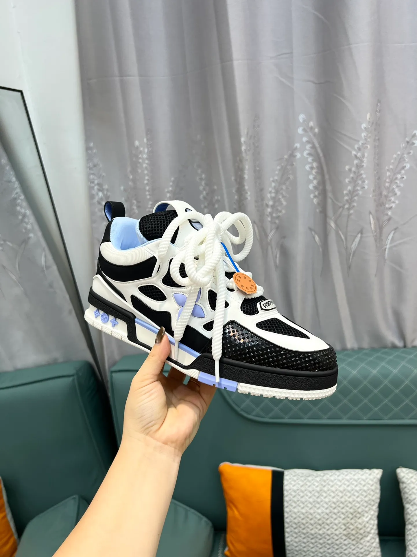 Men's men's shoes💰800 LV top version new style purchasing quality LV~Louis Vuitton LV TRAINER's best-looking sneakers, donkey brand strongly promotes new products, official website limited edition retro basketball sneakers! Both high-top and low-top models spent money to purchase 1:1 accurate reproductions of the originals. The details are invincible and full of sincerity. The imported custom-made original cowhide leather is the same as the original package. The details are 100% restored. The private model customizes the original one-piece TPU outsole. It is different from other brands. Without the original version, this effect cannot be achieved!                Men's and women's models 35-40 39-45 (46 is custom-made and cannot be returned or exchanged)